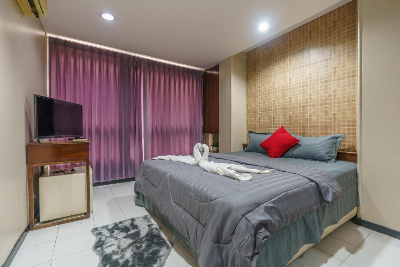 Cheqinn Bed Sukhumvit 4 Nana Plaza Bangkok Exterior foto